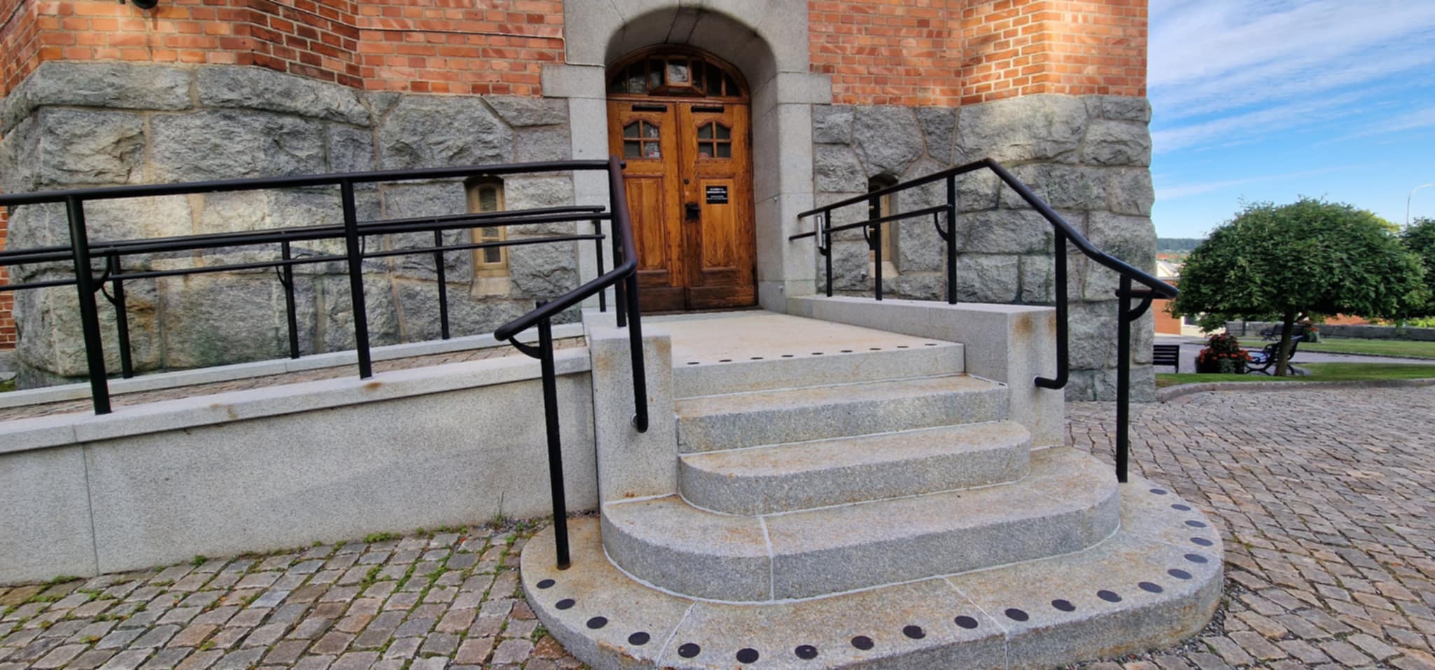 Metallstaket vid kyrka